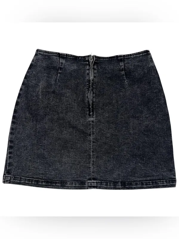 Gray denim mini skirt. - Image 2