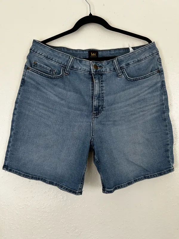 Lee Jeans Shorts for Women - Medium Waist, Size 16M (Excellent Condition) - Image 2