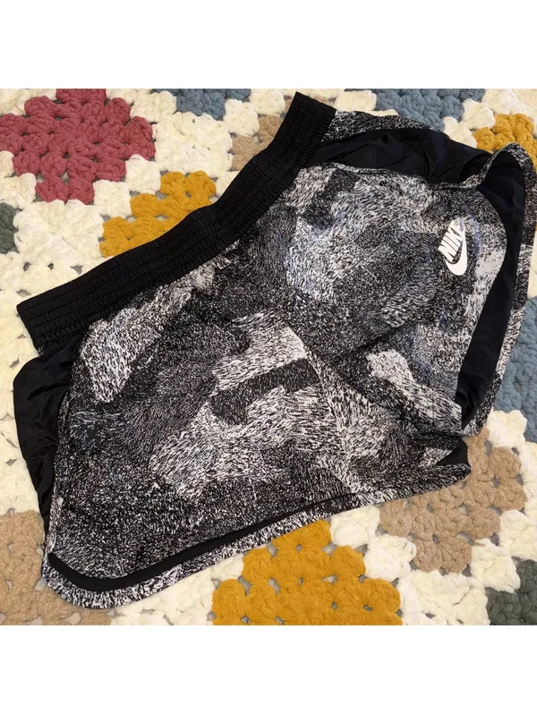 Nike Printed Black and White Athletic Running Shorts Woman’s Large Stretch Waist - Image 3