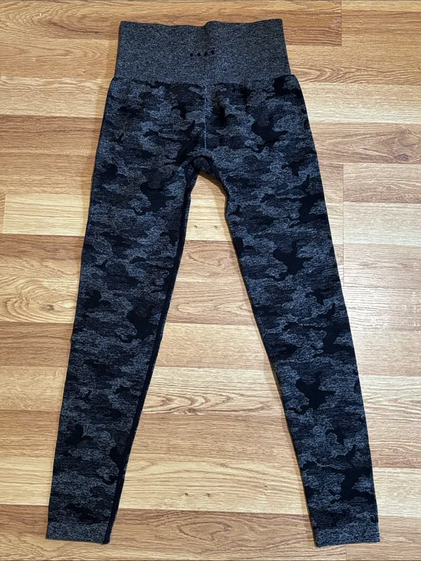 ACTA Seamless Charcoal Camo High-Waist Leggings and Crop Top Set - Image 9