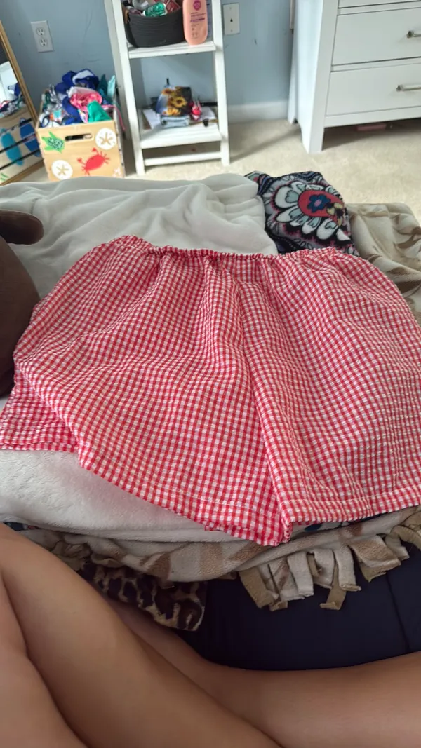 SheIn Red and white patterned shorts - Image 3