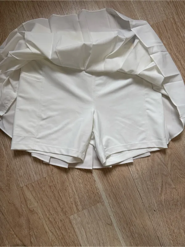 Old Navy Women’s White High-Waisted StretchTech Pleated Skort Size Medium - Image 4