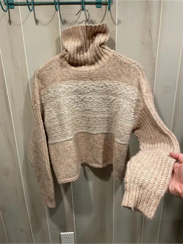 Cute soft fuzzy pebbled pink turtleneck crop sweater snow bunny American Eagle - Image 4