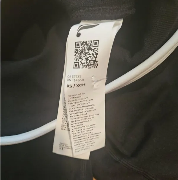 fabletics 4” black and white piping seamless scrunch high waisted shorts - Image 4