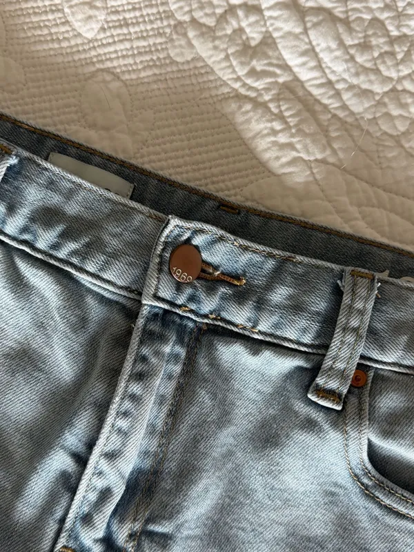 Gap 1969 Denim mini skirt light wash frayed hem - Image 3