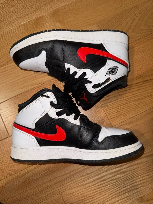Black Red Nike Shoes - Image 3