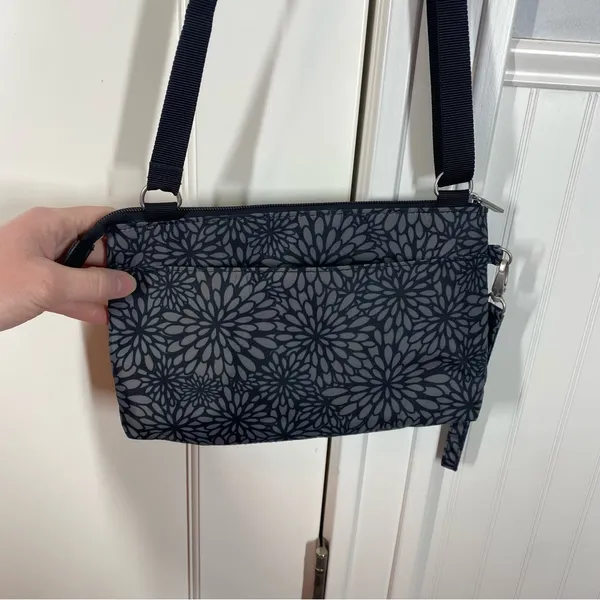 Baggallini Plaza Mini‎ Gray Floral Crossbody Wristlet Wallet Bag travel cruise - Image 4