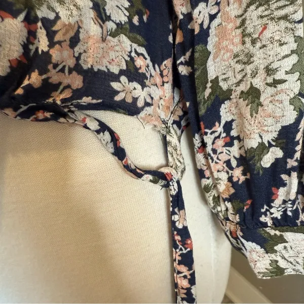 Lucky Brand Navy Floral Wrap Blouse Medium - Image 3