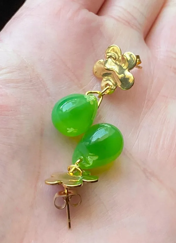 Handmade green opal teardrop Czech glass beads & gold tone stainless steel flower dangle earrings - Image 6