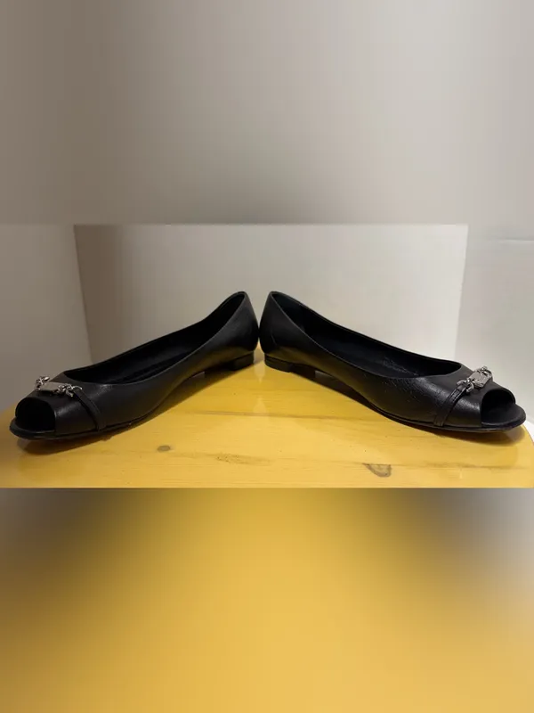 Gucci Salandia Black Leather Peep Toe Flats Silver Chain Logo Accent - Image 9