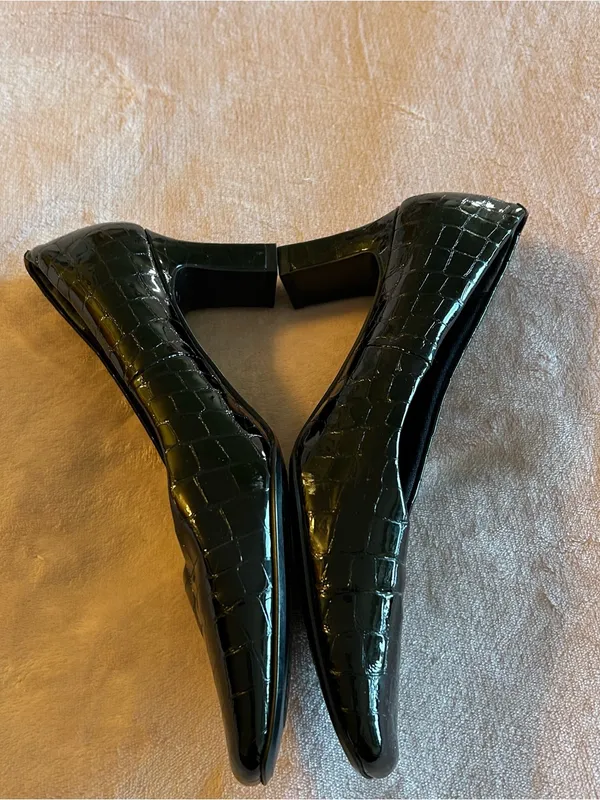 Nordstrom black patent leather pumps with crocodile embossing size 8M - Image 4