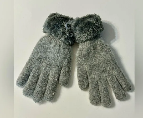 Fuzzy Grey Gloves with Snowflake Accents NWT - Image 7