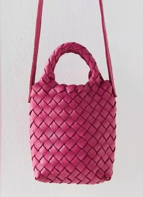 NWOT FREE PEOPLE woven hearts crossbody bag PINK - Image 4