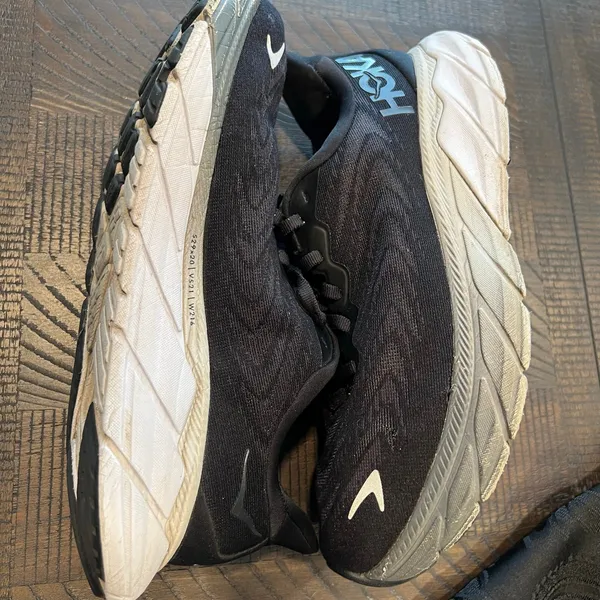 Hoka arahi 6 black and white shoes *no insoles* size 7B women - Image 11