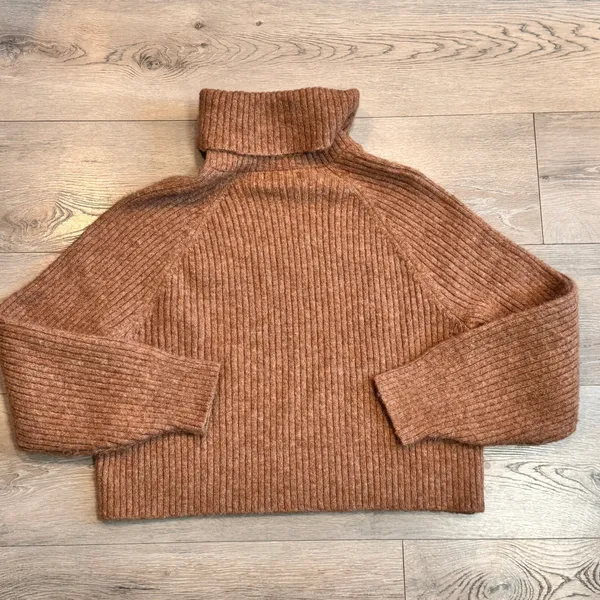 Old Navy Womens Medium M Ribbed Turtleneck‎ Cropped Sweater Toasty Orange - Image 2