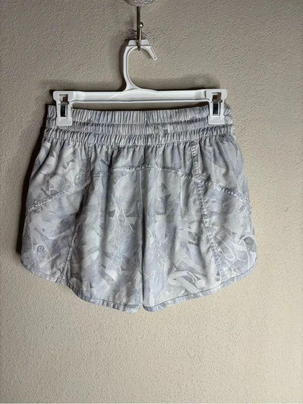 Lululemon Tracker Short 4" Jasmine White Multi size 8 - Image 3