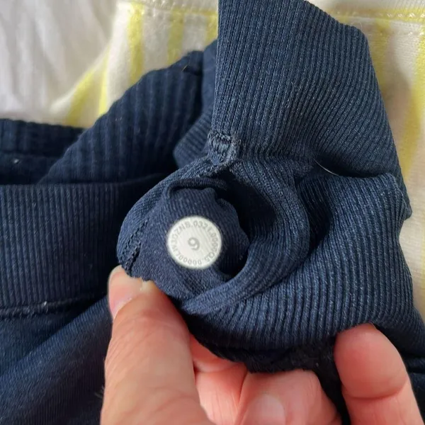 Lululemon ribbed Navy long sleeved crop top. Size 6 - Image 6