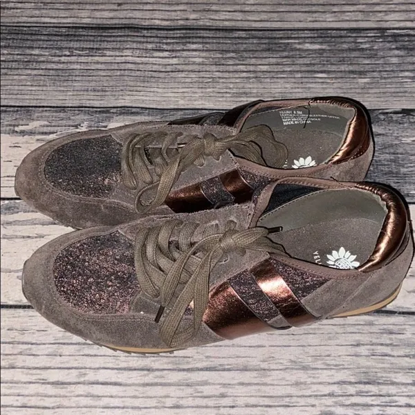 Yellow Box  Brown Shoes Size 8.5 - Image 3