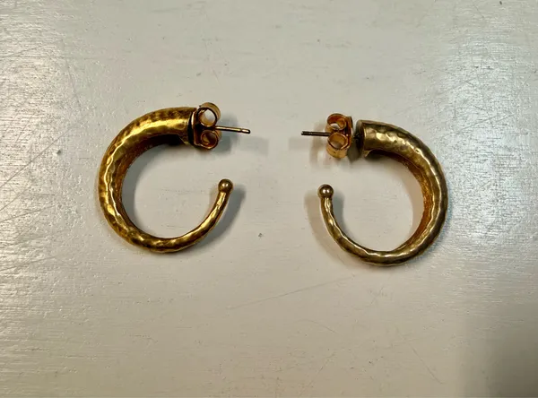 Julie Vos medium Hammered Hoops earrings Gold - Image 7