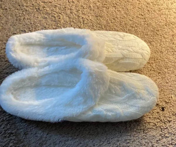 White Slippers Size 9.5 - Image 4