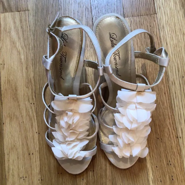 HP💝LuLu Townsend Ivory sz 7 petal accent 3” heel - Image 7