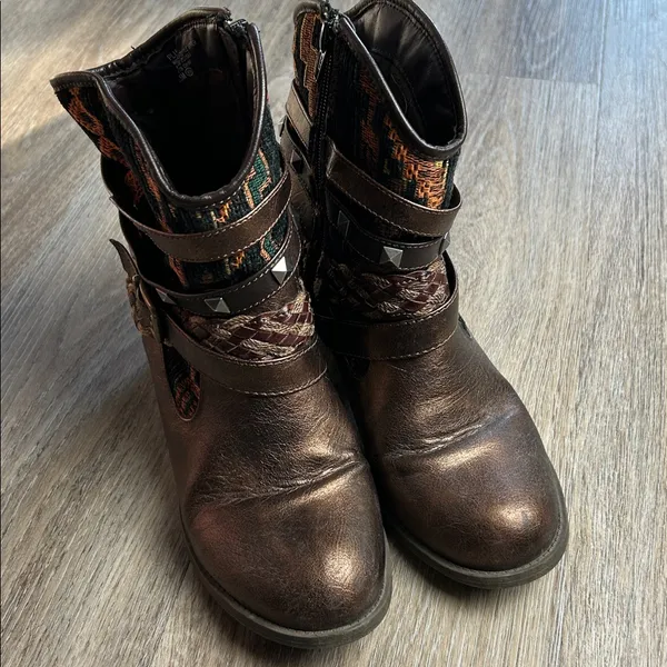 BKE/Buckle “Pluto” Bronze Ankle Boots with Patterned Fabric Size 8.5 - Image 5