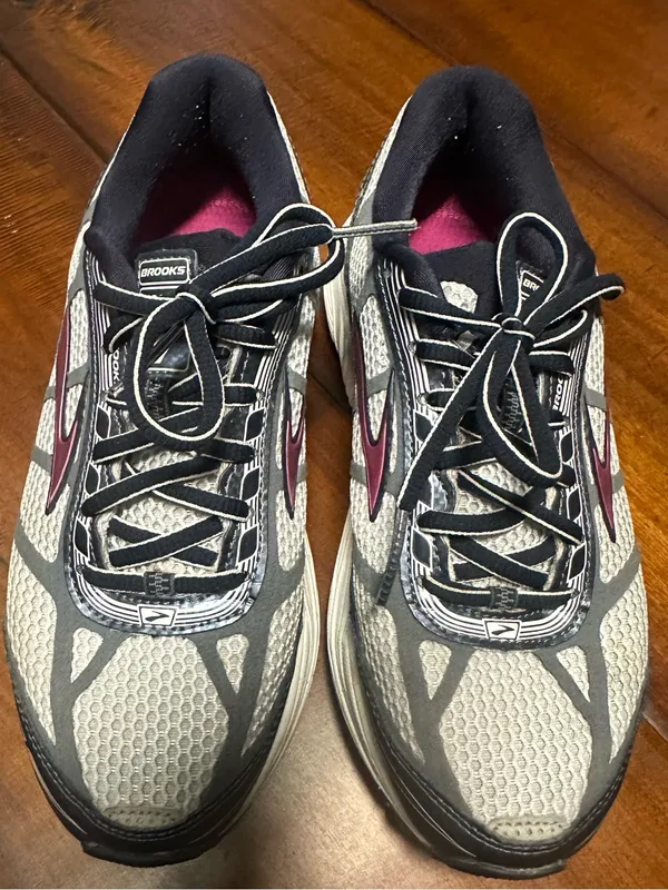 Brooks Dyad  Women's Sneakers - Image 2