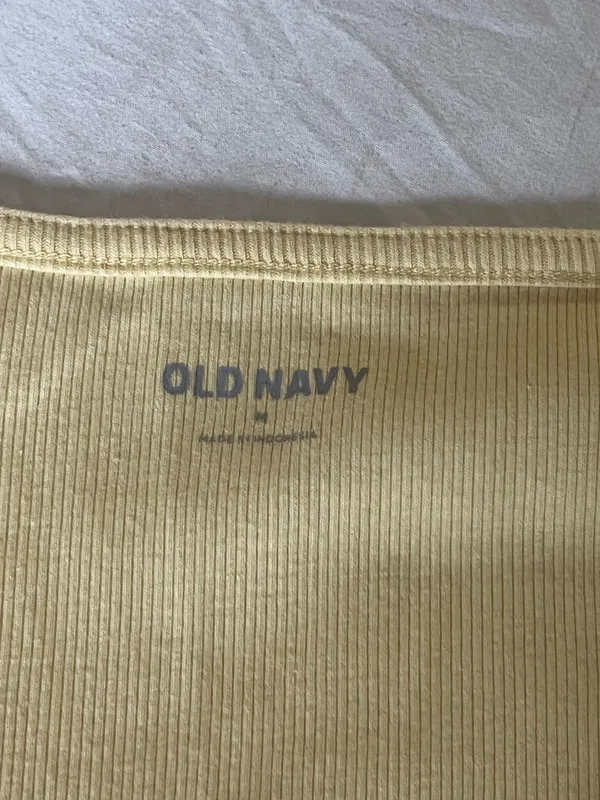 Old navy yellow square neck tee - Image 3