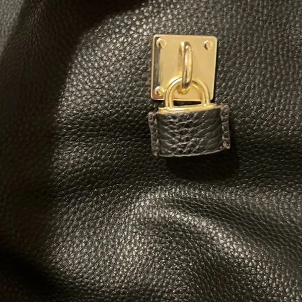 Liz Claiborne black handbag with lots of pockets and cute lock accent EUC - Image 8