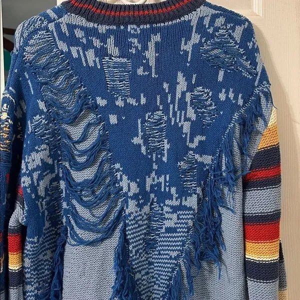 BCBG Blue Crewneck Pullover Style Distressed Sweater(Size. Medium) - Image 7