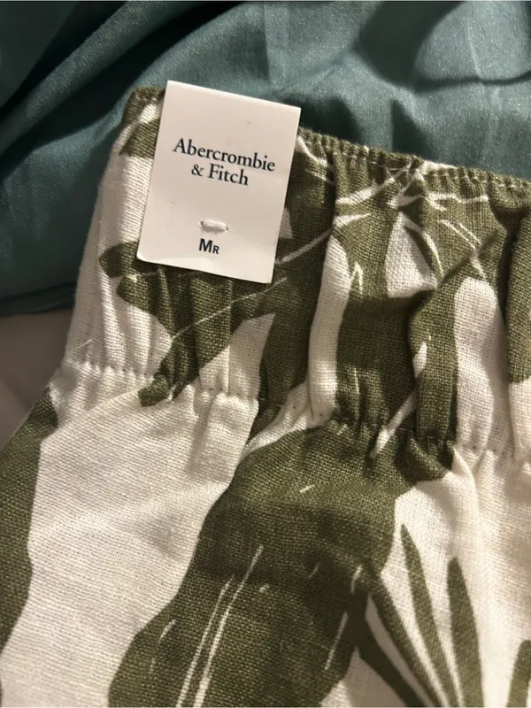 Abercrombie & Fitch Olive Green Leaf Print Pleated Shorts - Image 2