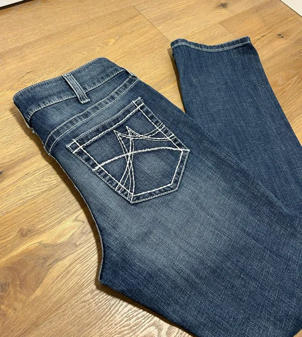 Ariat size 31 straight leg jeans, longer inseam/length - Image 4