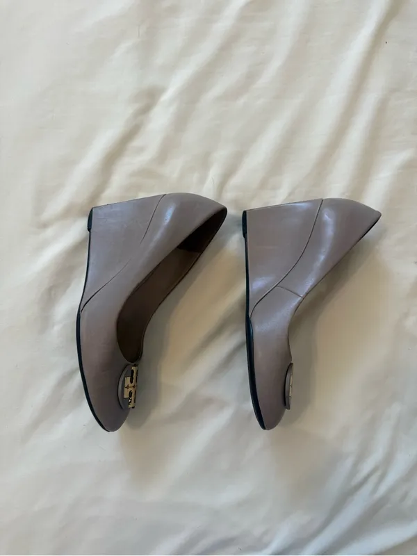Tory Burch | Luna Taupe Gold-Accent Leather Wedges | 7 - Image 4