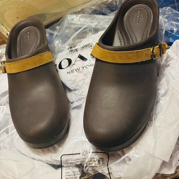 Crocs Sarah clogs in a brown color with a tan suede leather strap - Image 7