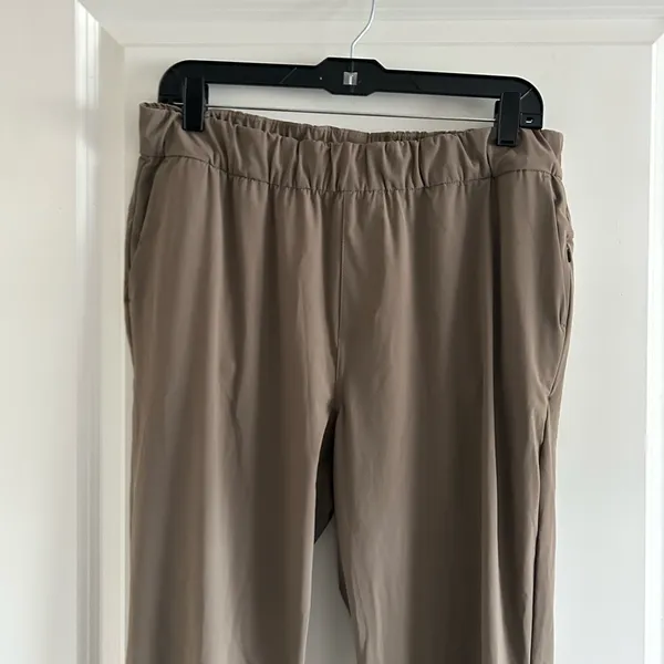 NWOT Vuori Cropped High-Rise Straight Pants in Taupe - Image 6