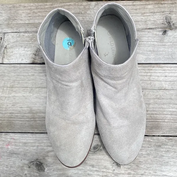 Wild Diva Grey Faux Suede Ankle Booties Size 9 - Image 4