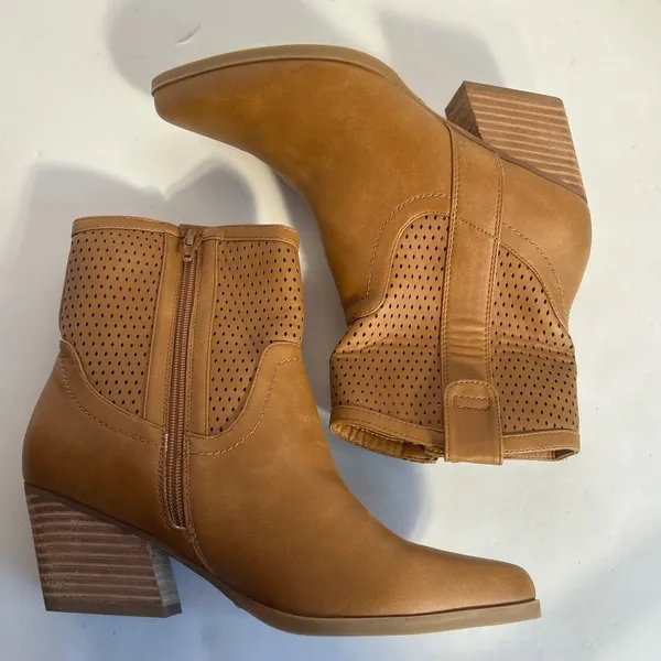 Dolce Vita Kirby Tan Perforated Ankle Boots Women's Size 9 Stacked Heel‎ - Image 10