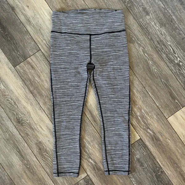 Athleta Ultimate Linear Lines Capri Leggings Size Small - Image 2