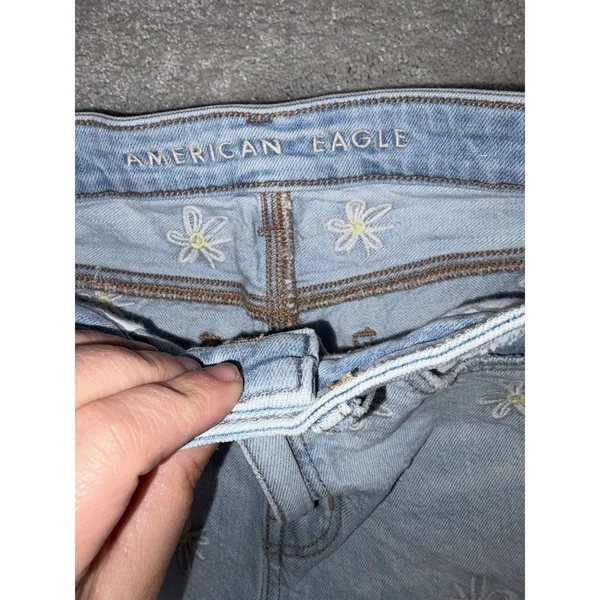 American Eagle Women's‎ Mom Shorts Size 00 Embroidered Daisies - Image 2
