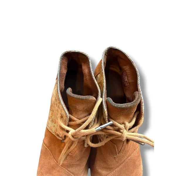 TOMS Desert Wedge Booties Womens 6.5 Tan Suede Metallic Floral Ankle Boots - Image 7