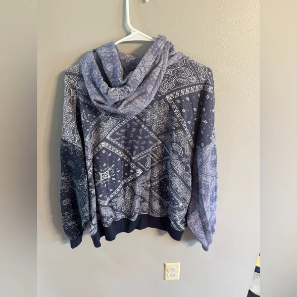 American Eagle Sweatshirt - Image 4
