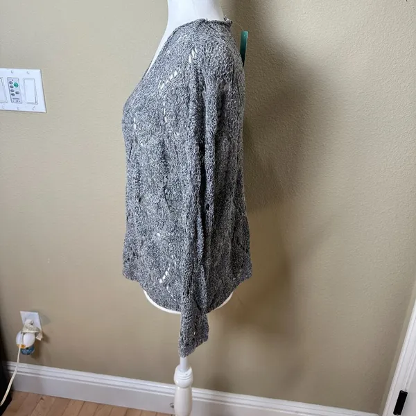 NWT VERTE Boutique Open Weave Crochet Grey Knit Sweater - S/M - Image 5
