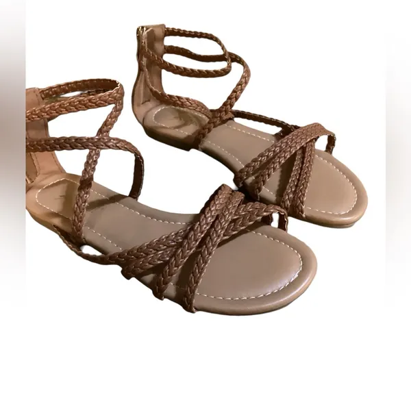 X/appeal Kayla Strappy braided gladiator flats. Size 6. - Image 7