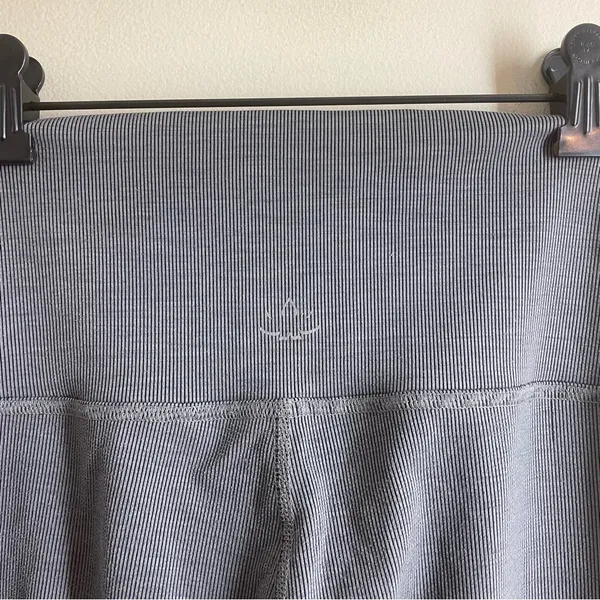 Beyond Yoga Ribbed High Rise Leggings Gray size M *flaw* - Image 4