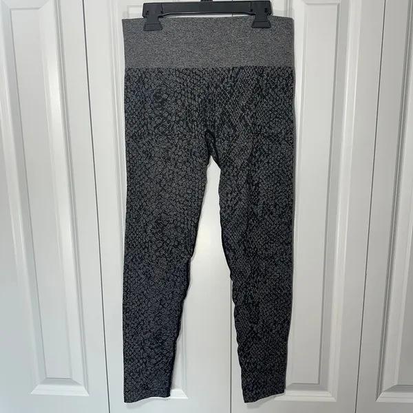 NVGTN Leggings Womens‎ Medium Grey Snakeskin Seamless High Waist Activewear Gym - Image 2