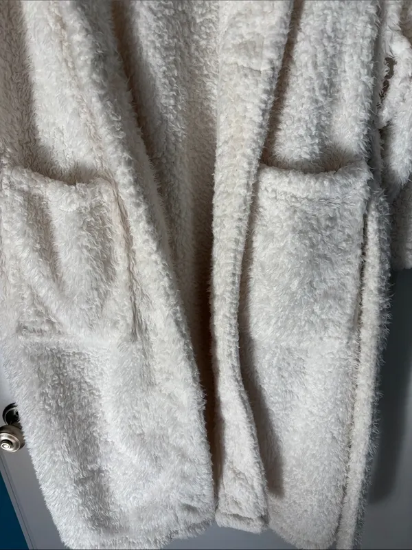 Pottery Barn Teen Ivory Sherpa Bath Robe with Hood Size M/L - Image 4