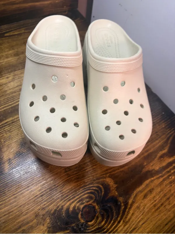 Crocs tan heeled mules size 12 - Image 4