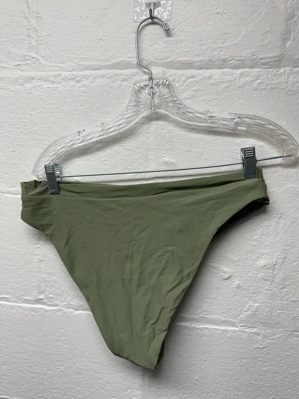 NWOT Green Bikini Set Size XL - Image 8