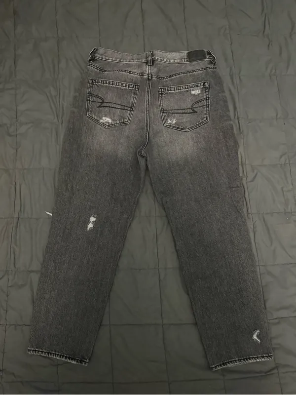 American Eagle grey distressed mom jeans Size 10 SHORT #distresseddenim #denim - Image 2