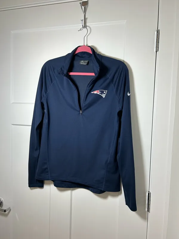 Nike Women’s medium NE Patriots NFL pullover - Image 5